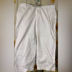 Liz Claiborne white capris. size 14.